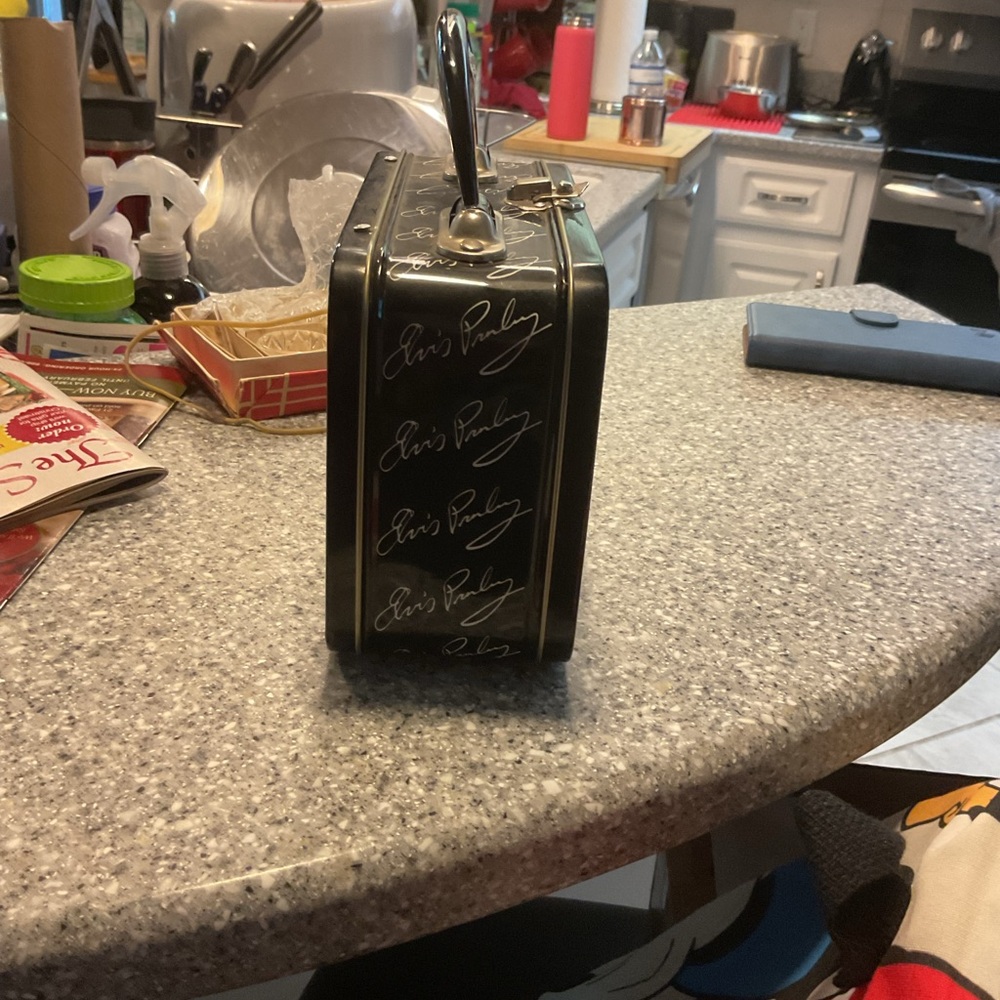 This black lunchbox or purse with pictures front and back of Elvis Presley - Picture 6 of 8